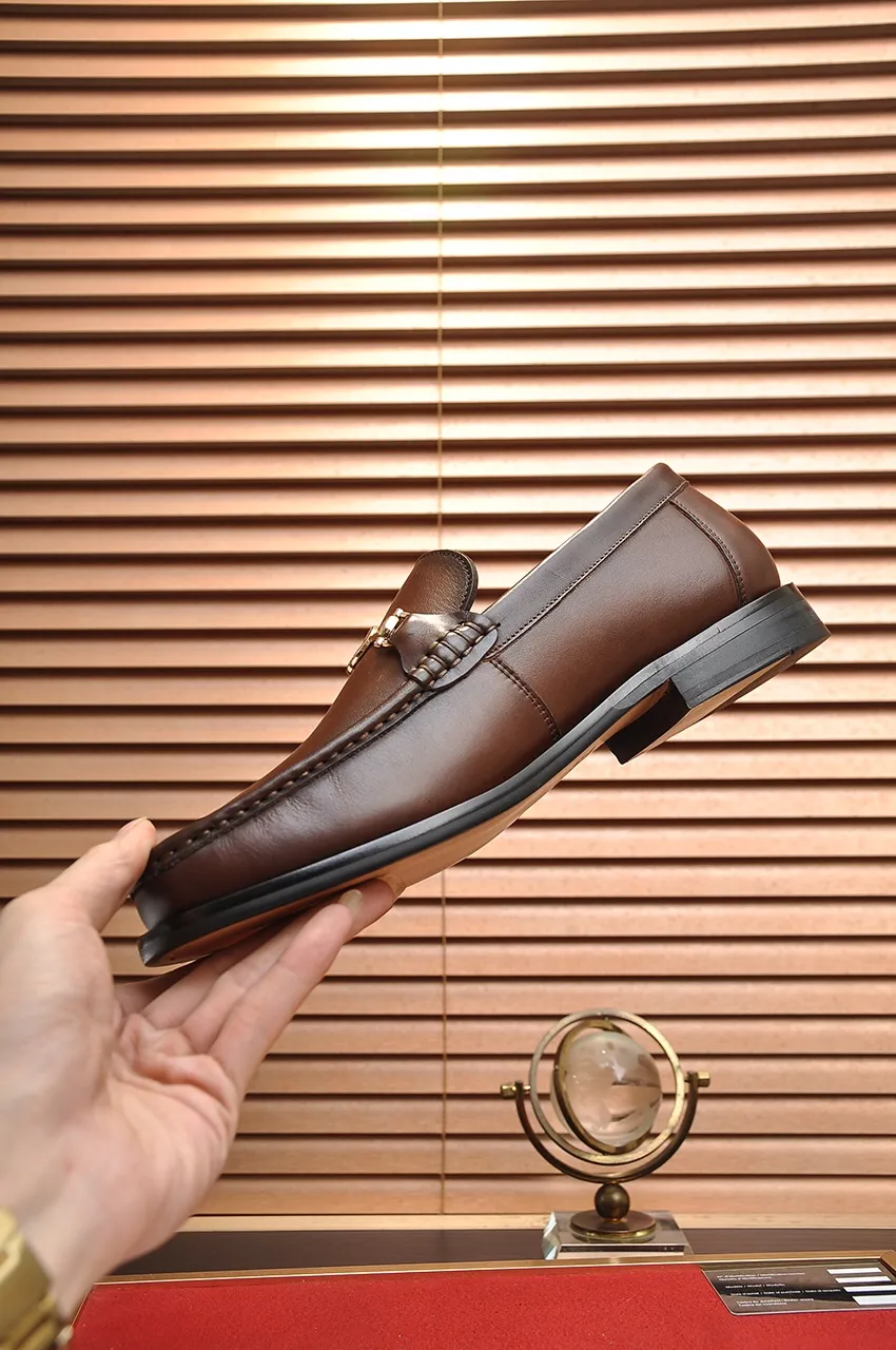 Men's shoes💰560💶Italy's top luxury men's shoe giant (GUCCI) (Gucci) (full cowhide lining) new arrival🍃Original European style🔰 Pleasant to the eye😍In order to make the shoes more durable and non-deformable🌀The production continues to follow traditional methods but there is still no lack of innovation💪Choose original sheepskin for the leather♻️ Smooth and natural And extra bright ⭐Made of imported cowhide, the first choice of rich people 38-45 (45 customized)